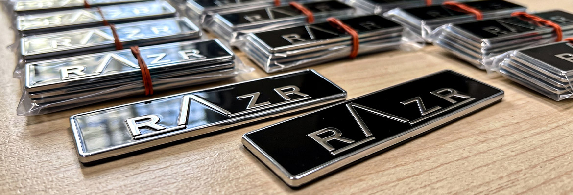 ป้ายเนมเพลทเครื่องจักร Data Plate สีดำขอบเงิน โลโก้ RAZR สั่งผลิตจำนวนมาก ประเมินราคารวดเร็ว