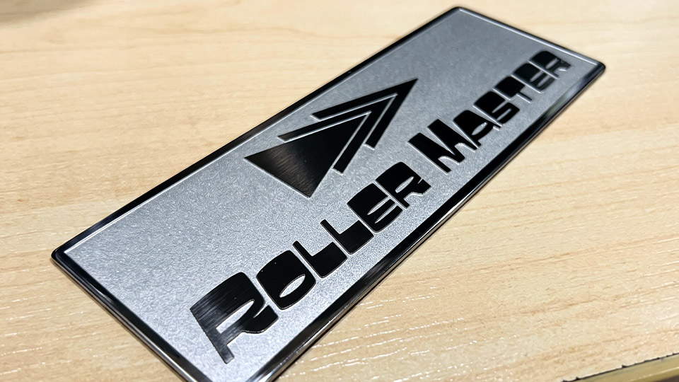 ป้ายเนมเพลทเครื่องจักร Data Plate โลหะแฮร์ไลน์ ROLLER MASTER พิมพ์สีดำคมชัด ป้องกันข้อผิดพลาดข้อมูลสเปก