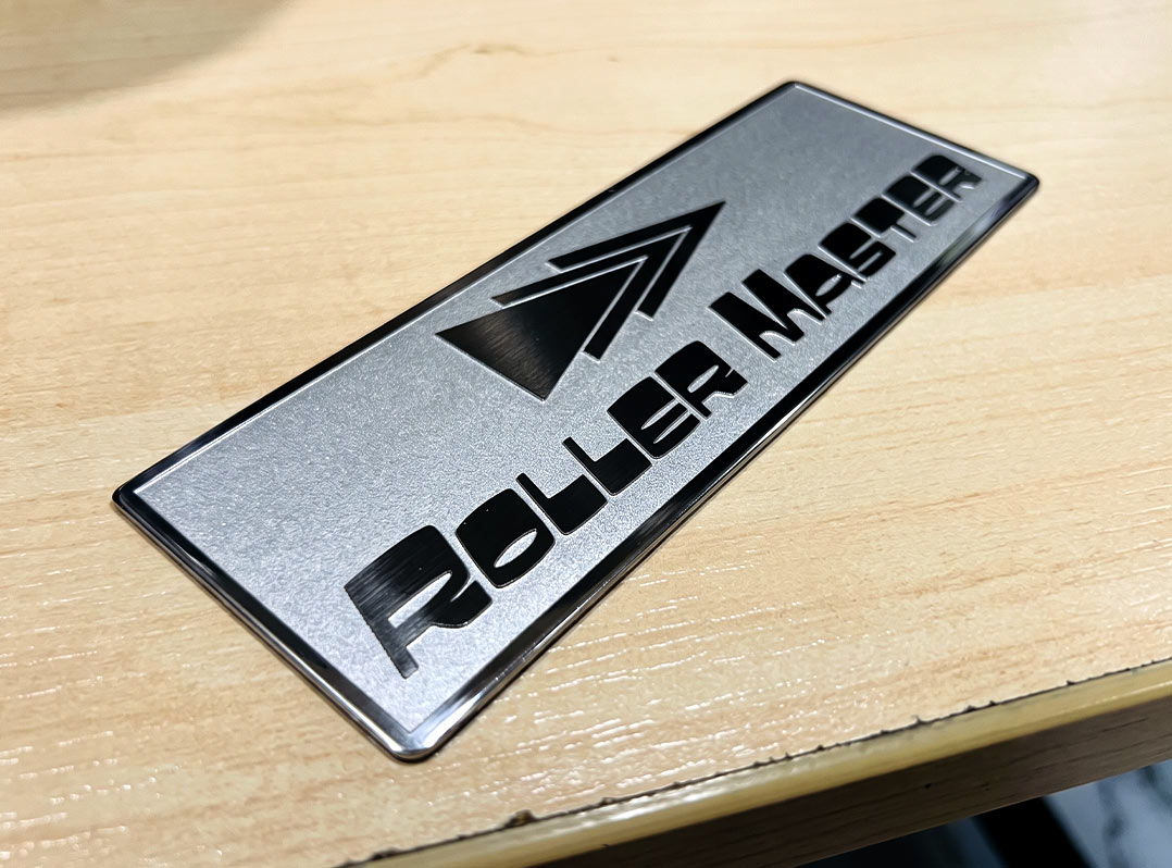 ป้ายเนมเพลทเครื่องจักร Data Plate โลหะแฮร์ไลน์ ลายกราฟิกลูกศร ROLLER MASTER สีดำคมกริบ