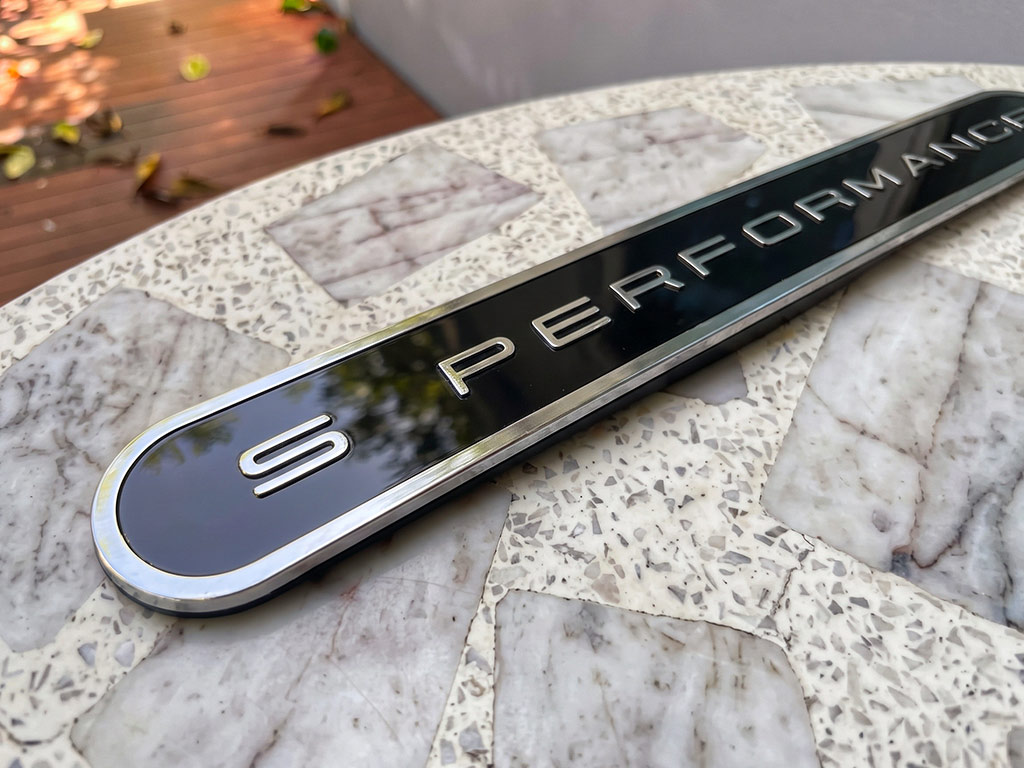 ป้ายเนมเพลทเครื่องจักร Data Plate ซูมใกล้ ขอบเงินยกมิติและผิวหน้าสีดำเงา S PERFORMANCE