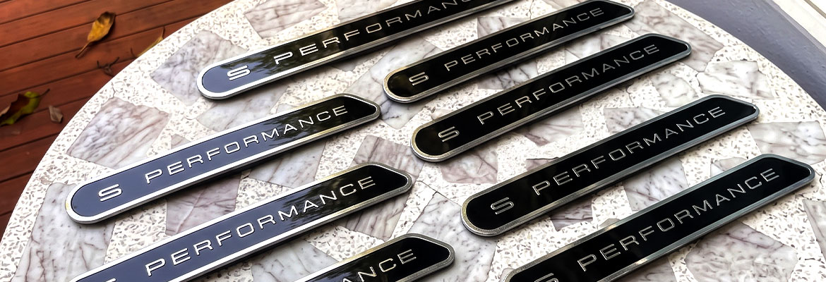 ป้ายเนมเพลทเครื่องจักร Data Plate ทรงแคปซูล S PERFORMANCE ผิวดำเงาขอบเงิน ตรวจสอบคุณภาพทุกชิ้น
