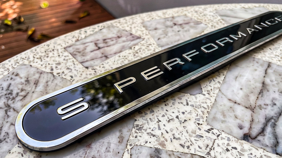 ป้ายเนมเพลทเครื่องจักร Data Plate ทรงแคปซูล S PERFORMANCE ผิวดำเงาขอบเงิน ควบคุมสเปกแม่นยำระดับพรีเมียม