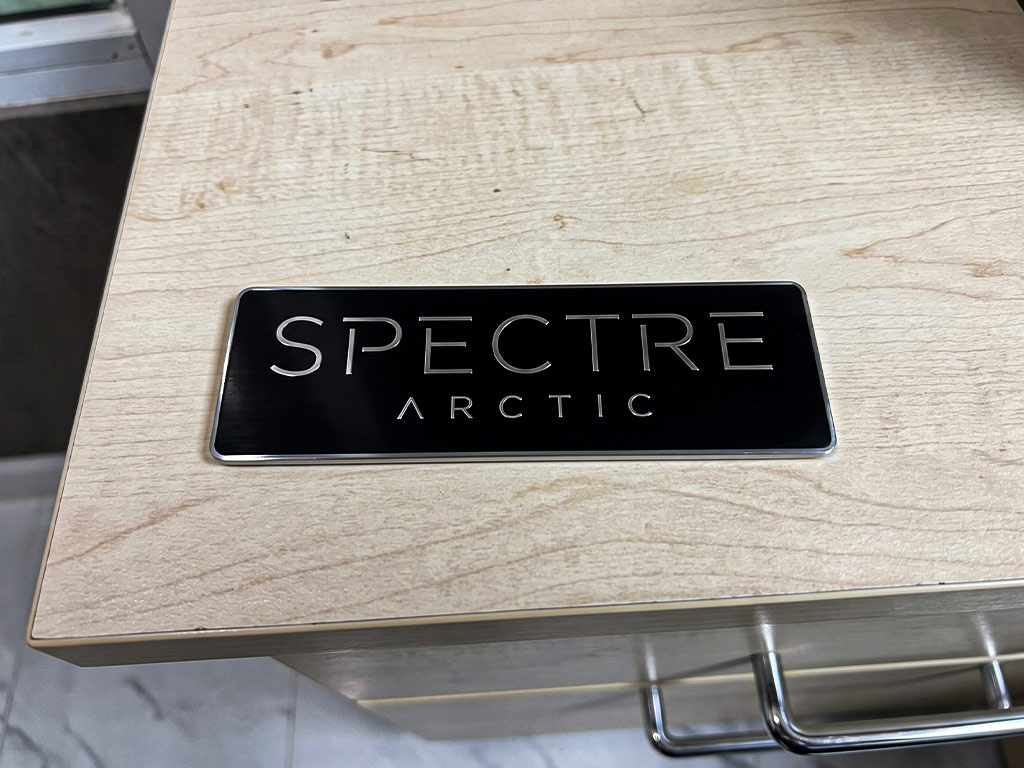 ป้ายเนมเพลทเครื่องจักร Data Plate สีดำขอบเงิน SPECTRE ARCTIC ผิวเรียบเนียนคมชัดระดับพรีเมียม