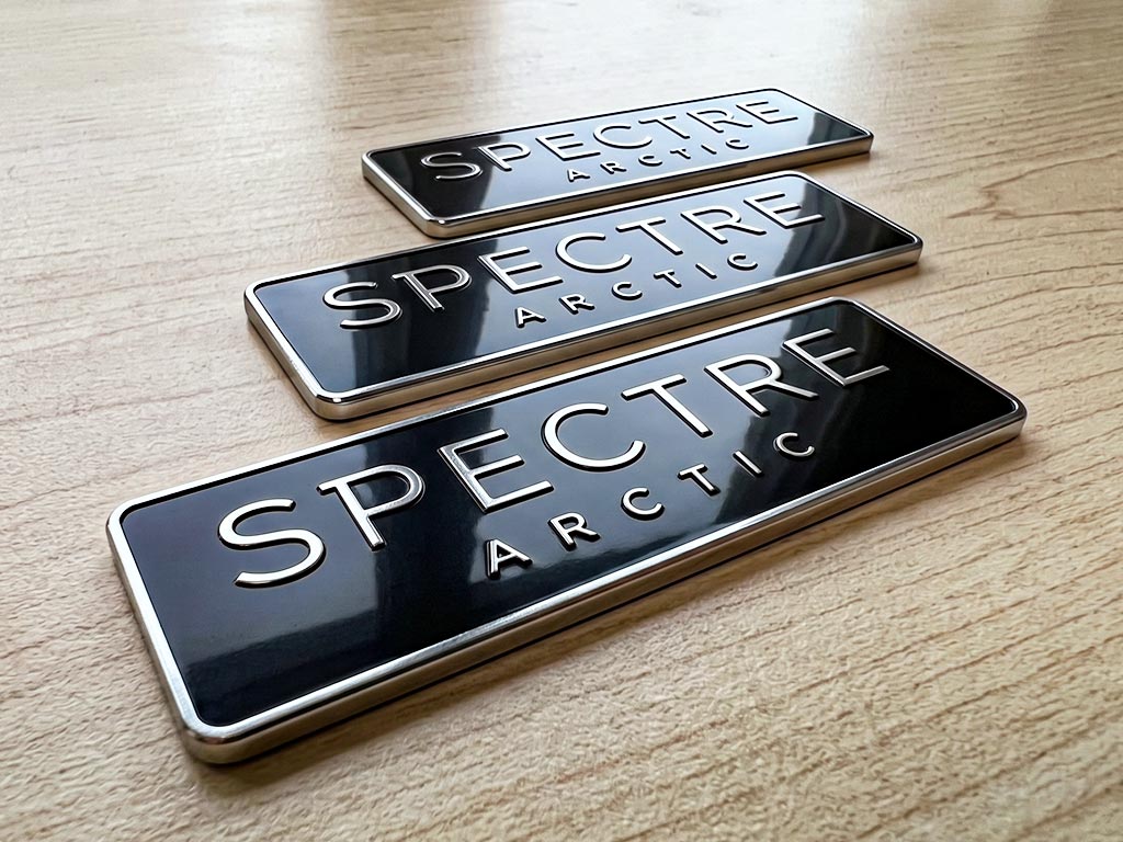 ป้ายเนมเพลทเครื่องจักร Data Plate สีดำขอบเงินยกมิติ SPECTRE ARCTIC วางซ้อน 3 ชิ้น มุมมองเฉียงหรูหรา