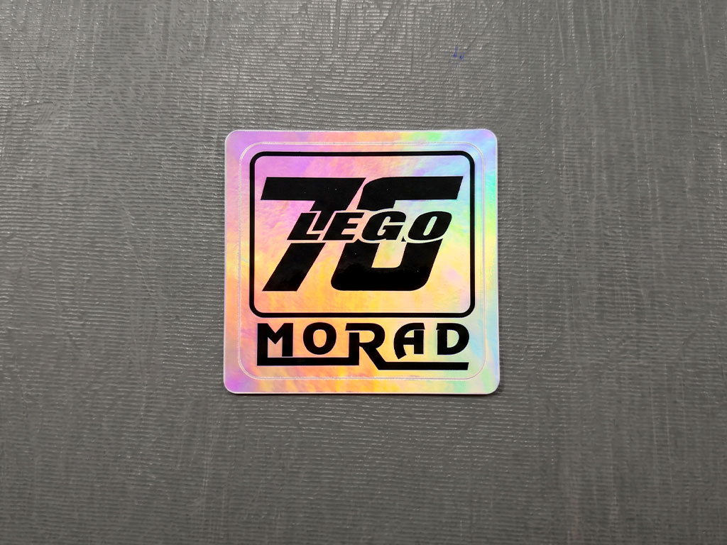 ภาพถ่ายมุมตรงระยะประชิด สติกเกอร์แสดงร่องรอยเมื่อเปิด กันปลอม 76 LEGO MORAD โลโก้คมชัด