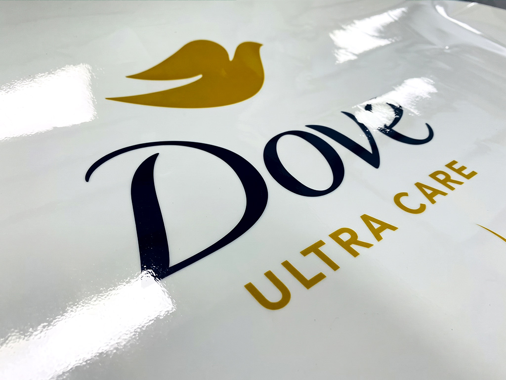 ฉลากใสพิมพ์สีขาว White Ink โลโก้ Dove และนกสีทอง คมชัดระดับไมโคร เสริมภาพลักษณ์หรูหรา