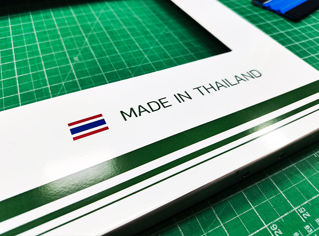 สติ๊กเกอร์ป้ายตู้คอนโทรล ระบุข้อความ MADE IN THAILAND พร้อมธงชาติไทยและแถบกราฟิกสีเขียว