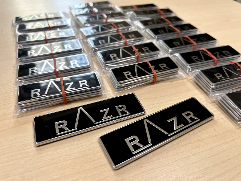 ป้ายเนมเพลทเครื่องจักร Data Plate แบรนด์ RAZR ผลิตจำนวนมาก บรรจุซองแยกป้องกันรอย