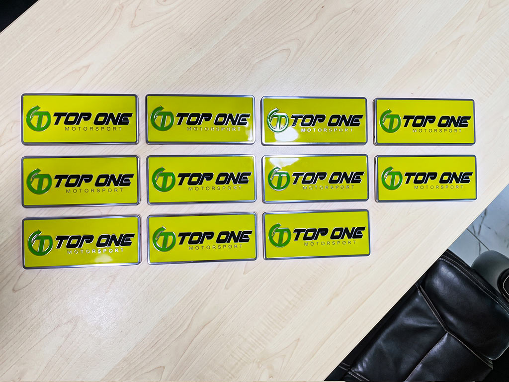 ป้ายเนมเพลทเครื่องจักร Data Plate สีเหลืองตัดขอบเงิน TOP ONE MOTORSPORT ผลิตจำนวนมากคุมสเปกแม่นยำ