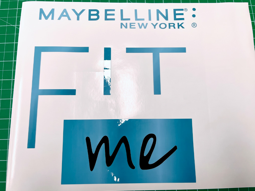 ฉลากใสพิมพ์สีขาว White Ink บล็อกสีฟ้าเทอร์ควอยซ์และโลโก้ FIT me สไตล์มินิมอลสำหรับขวดรองพื้น