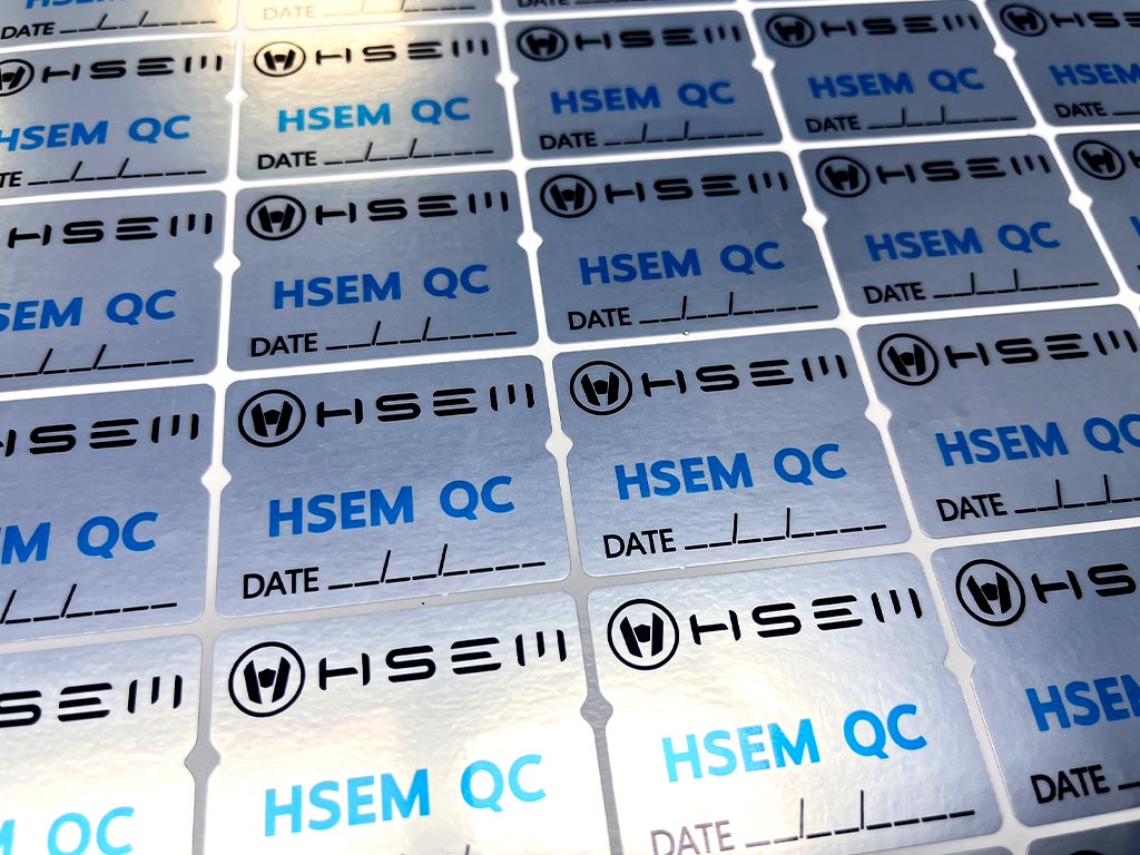 ฉลาก QC, Lot, Batch และ Traceability แผ่นสติ๊กเกอร์ฟอยล์เงิน HSEM QC ไดคัทช่องลงวันที่ สำหรับชิ้นส่วนยานยนต์ไฟฟ้า