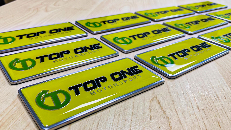 ป้ายเนมเพลทเครื่องจักร Data Plate สีเหลือง TOP ONE MOTORSPORT ผ่านการตรวจ Master Proof Sheet ป้องกันข้อผิดพลาด Revision