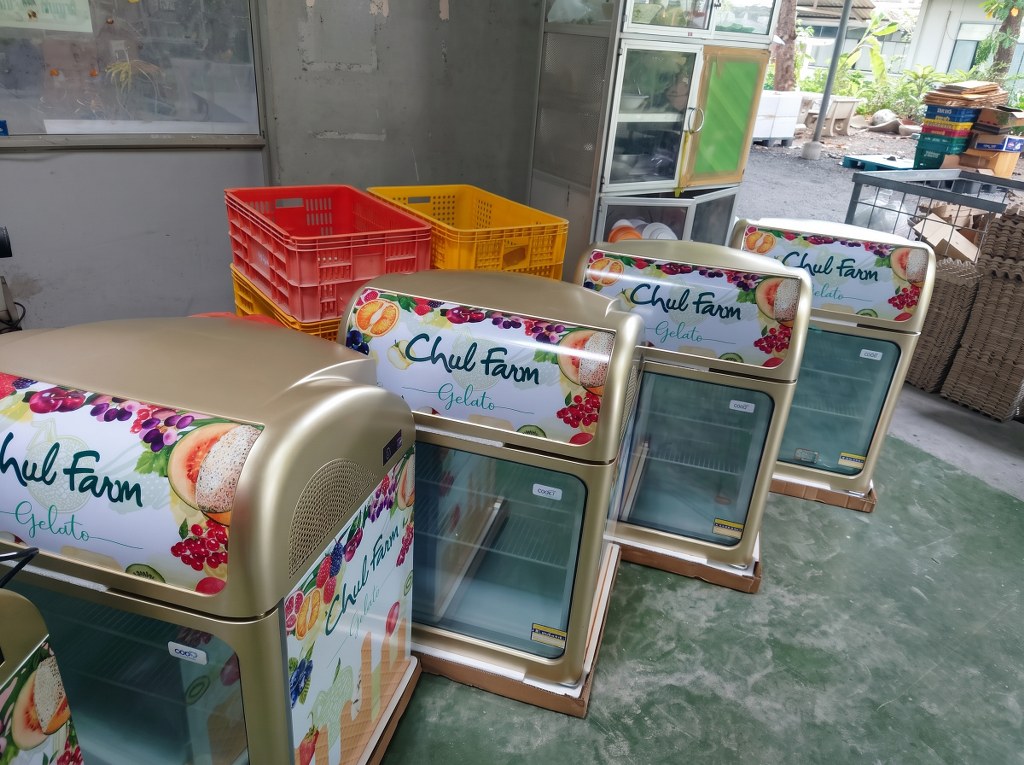 รับทำสติ๊กเกอร์กาวเหนียวพิเศษติดบน Powder Coat ตู้แช่สีทอง สำหรับงาน OEM และ Fleet องค์กร