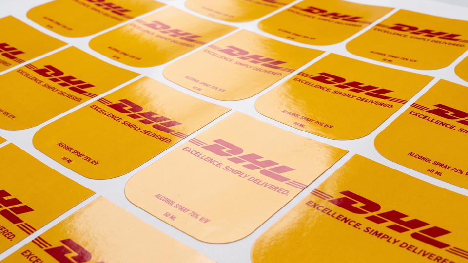สติ๊กเกอร์ Outdoor พิมพ์โลโก้ DHL สีเหลืองแดงไดคัทมุมมน สเปกควบคุมสี CI สม่ำเสมอทั่วประเทศ