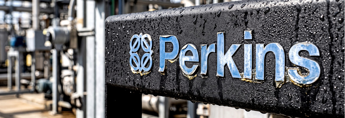 ปัญหาสติ๊กเกอร์โลโก้ Perkins ขอบลอกและกาวเยิ้มบนโครงเหล็กสีดำพ่นทราย Powder Coat กลางแจ้งที่มีหยดน้ำเกาะ จากแดด UV และความชื้น[cite: 51]