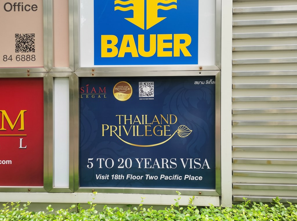 รับทำสติ๊กเกอร์ติดภายนอก ทนแดด ทนฝน ติดป้าย Thailand Privilege งานกลางแจ้ง ความชื้นสูง หรือสภาวะหนักที่ต้องประเมิน UV และอายุใช้งาน