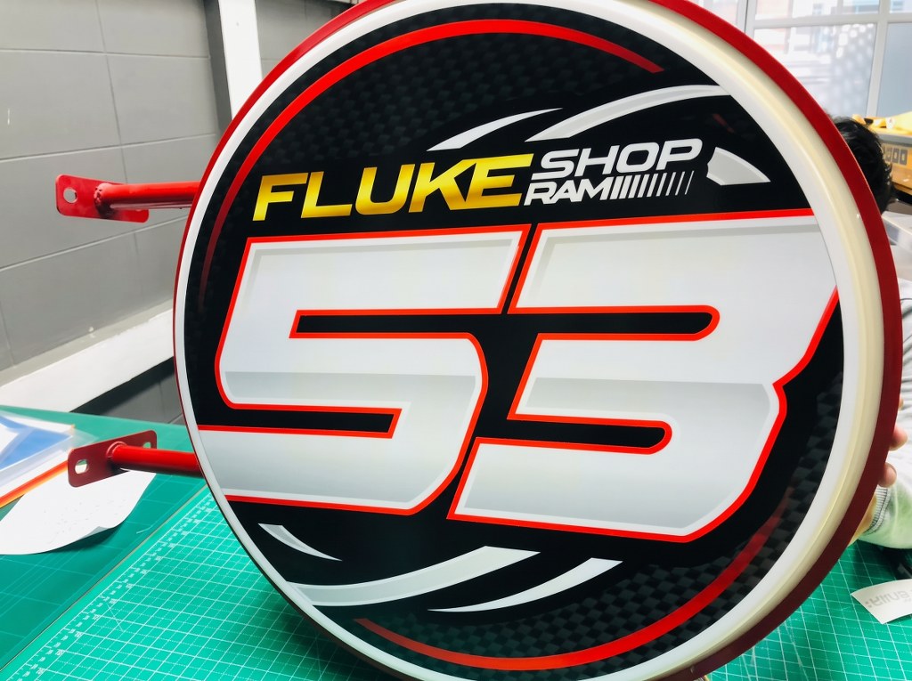 รับทำสติ๊กเกอร์ติดภายนอก ทนแดด ทนฝน ติดป้ายไฟ Fluke Shop งานกลางแจ้ง ความชื้นสูง หรือสภาวะหนักที่ต้องประเมิน UV และอายุใช้งาน