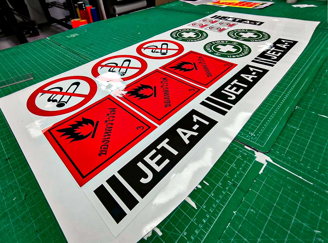 มุมมองเฉียงแผ่นสติ๊กเกอร์ฉลาก GHS ของเหลวไวไฟ ป้าย JET A-1 และเครื่องหมายความปลอดภัย