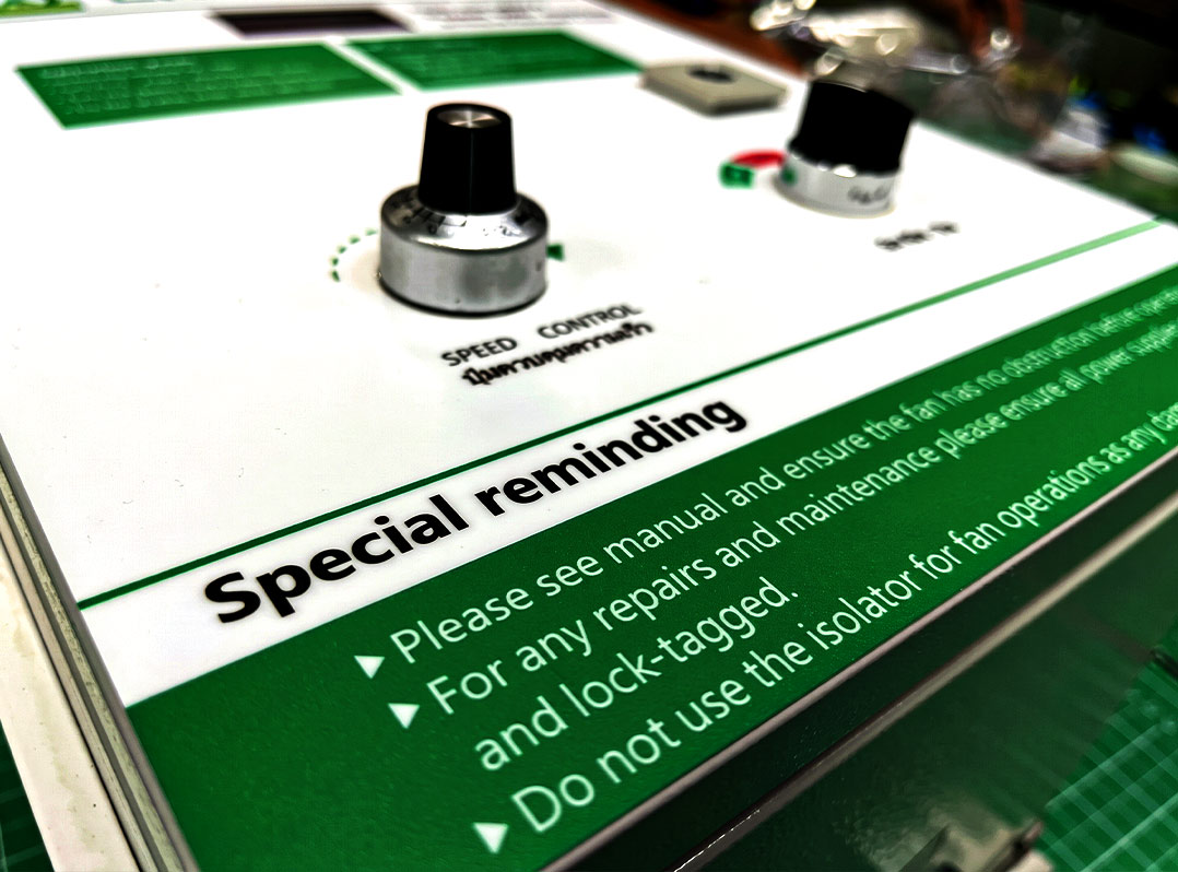 รับทำป้ายหน้าตู้คอนโทรล ออกแบบระยะเจาะรูยึด Potentiometer และ Selector Switch ไม่ติดขัดขอบสันตู้