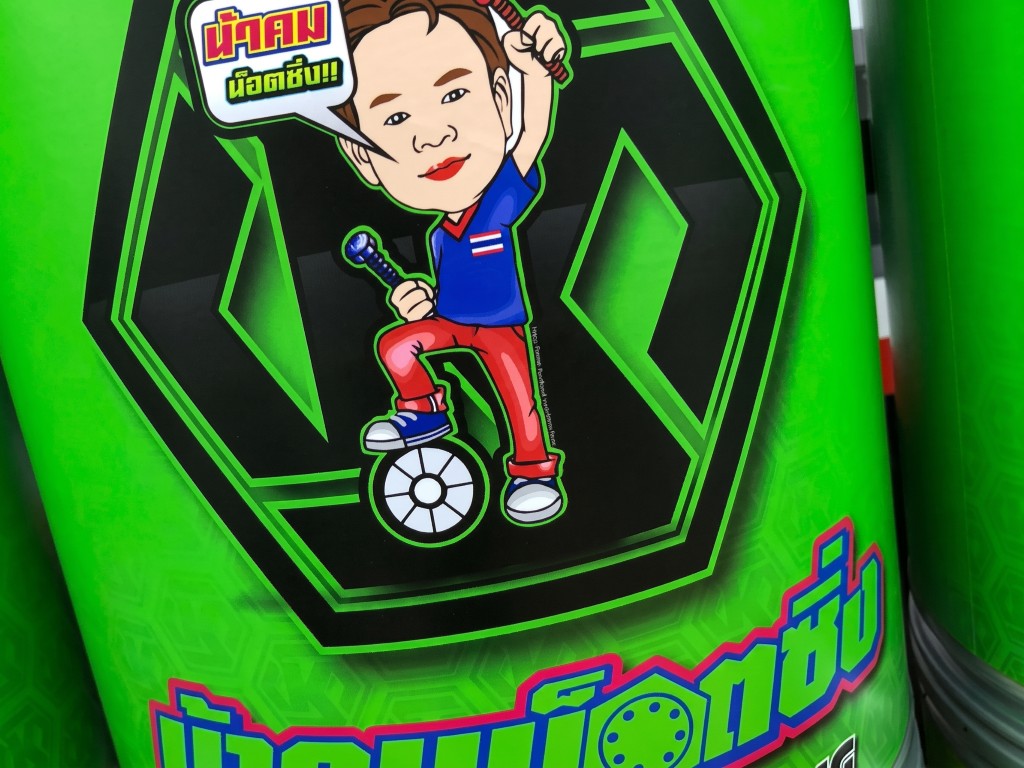 รายละเอียดกราฟิกบนสติ๊กเกอร์สำหรับพื้นผิวติดยาก