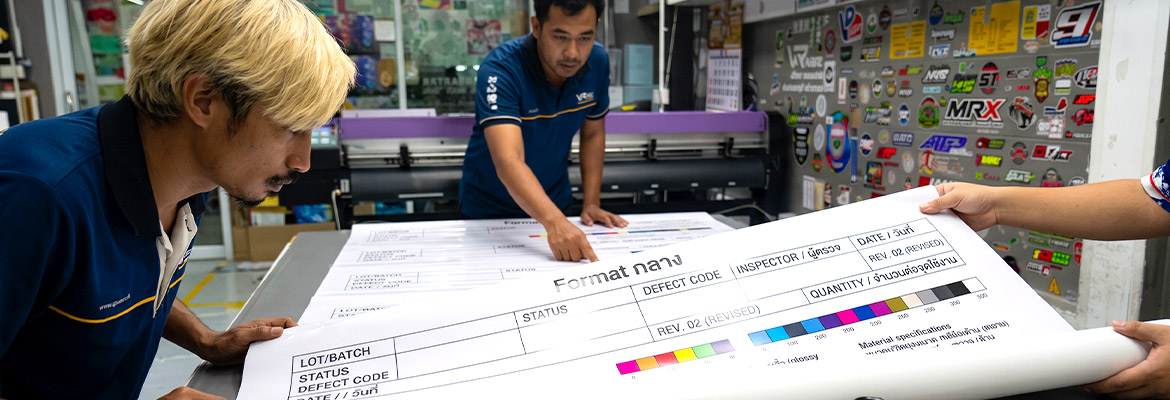 ฉลาก QC, Lot, Batch และ Traceability ทีมผลิตและวิศวกรตรวจสอบดราฟต์ Format กลาง Revision 02 ก่อนเริ่มพิมพ์จริง