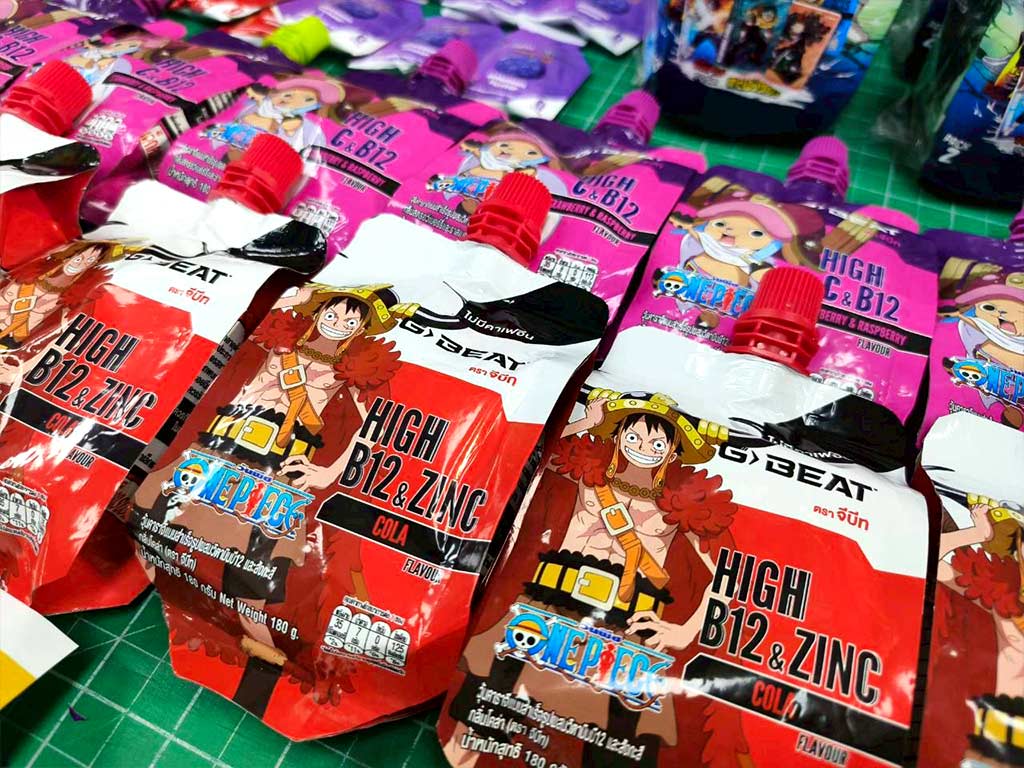 รับผลิตสติ๊กเกอร์ฉลาก อย. ซอง Spout Pouch ถ่ายเฉียงโชว์ไหล่ซองและรอยซีลขอบแน่นหนา