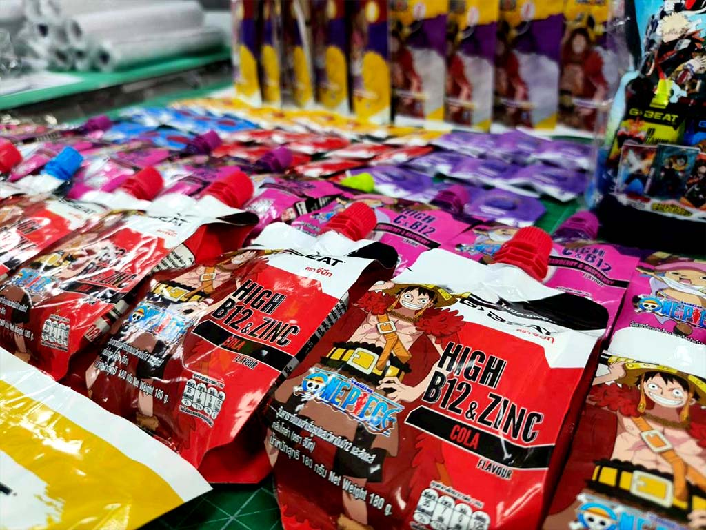 รับผลิตสติ๊กเกอร์ฉลาก อย. โคลสอัปซอง Spout Pouch ฝาเกลียวสีแดงเงางามและตารางโภชนาการ