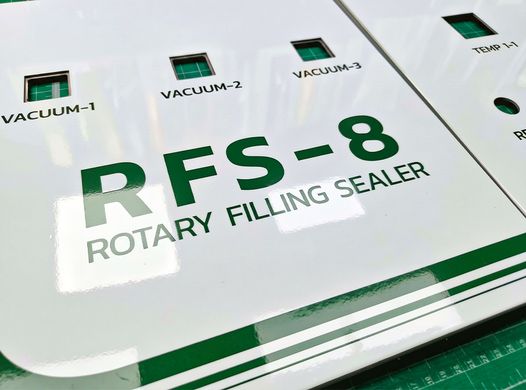 สติ๊กเกอร์ป้ายตู้คอนโทรล แสดงชื่อรุ่น RFS-8 ROTARY FILLING SEALER และช่องเกจสุญญากาศ 3 จุด