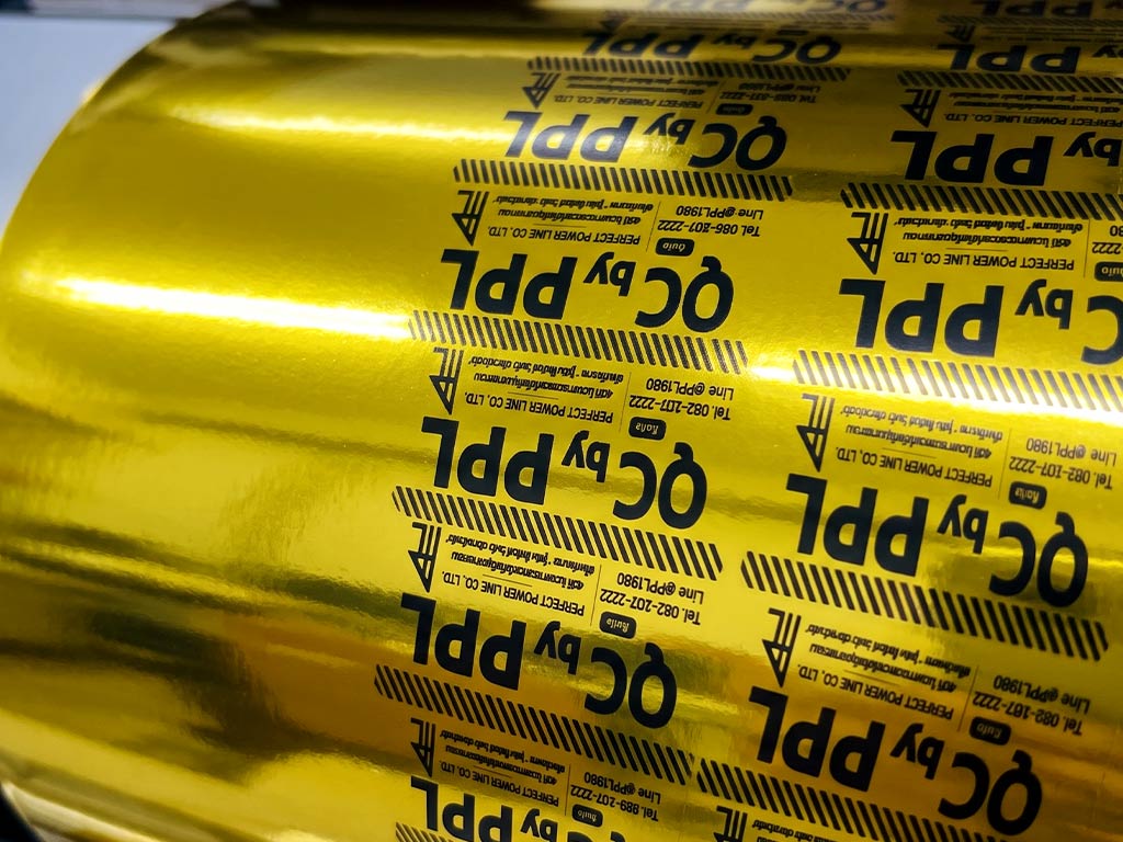 ฉลาก QC, Lot, Batch และ Traceability กระบวนการพิมพ์ม้วน Roll-to-Roll สติ๊กเกอร์ฟอยล์ทอง QC ต่อเนื่อง