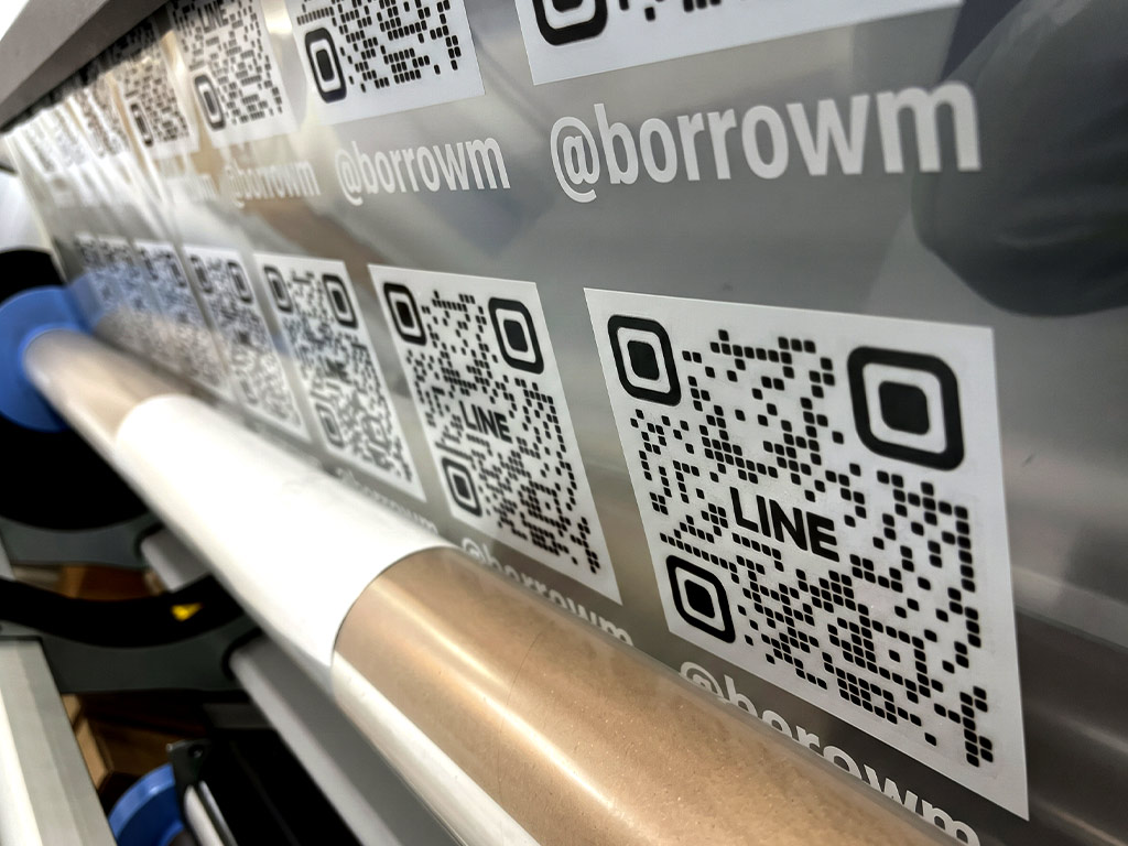 ฉลากใสพิมพ์สีขาว Transparent UV การพิมพ์ QR Code LINE บนฟิล์มใสด้วยเครื่องพิมพ์ UV ม้วน