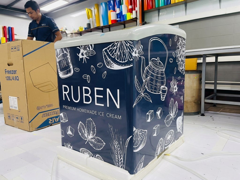 สติ๊กเกอร์กาวเหนียวพิเศษติดตู้แช่ไอศกรีม Ruben ลายกราฟิกสีกรมท่าคมชัด งานพิมพ์เกรดพรีเมียมไม่ลอกล่อน