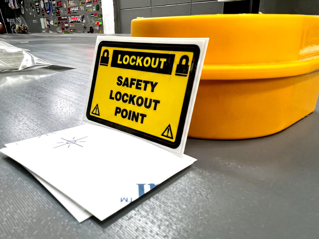 ป้ายความปลอดภัยโรงงาน สติ๊กเกอร์ SAFETY LOCKOUT POINT ติดตั้งร่วมกับกล่องล็อกนิรภัยสีเหลือง