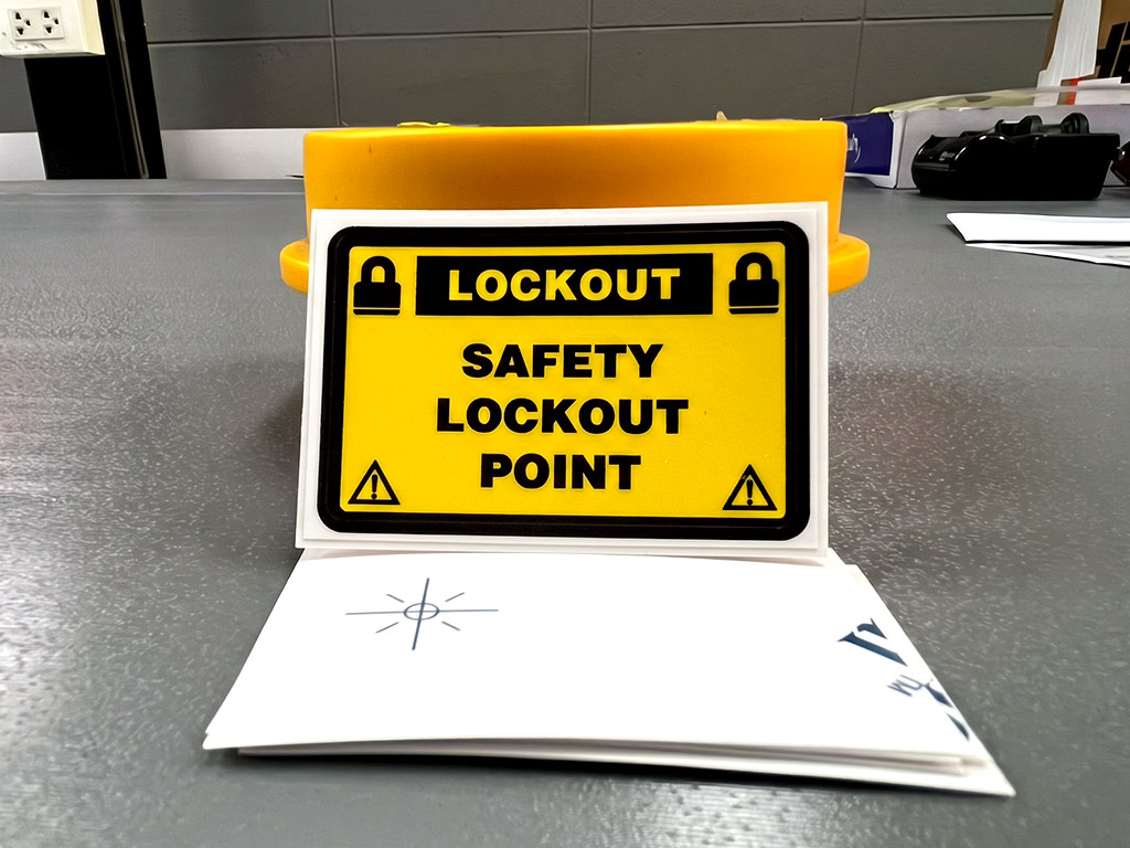 ป้ายความปลอดภัยโรงงาน สติ๊กเกอร์ SAFETY LOCKOUT POINT ข้อความตัวหนาคมชัดพร้อมสัญลักษณ์แม่กุญแจ
