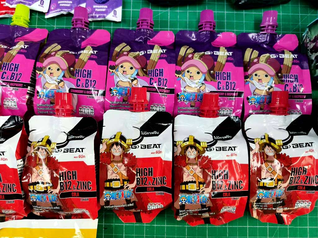 สติ๊กเกอร์ฉลาก อย. แผงซอง Spout Pouch สีแดงและชมพู จัดเรียงคู่ขนาน แสดงความสม่ำเสมอของสี