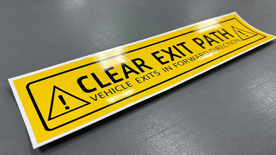 การจัดทำตัวอย่าง 1:1 Scale Physical Proof สติ๊กเกอร์ป้ายเตือนความปลอดภัย CLEAR EXIT PATH ตรวจสอบขนาดตัวอักษรและระยะการมองเห็น