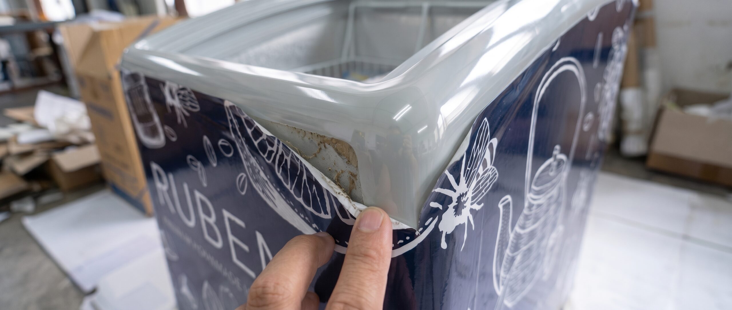 การตรวจสอบความล้มเหลวของกาวบนขอบมุมตู้แช่ตาม Surface & Adhesive Checklist เพื่อกำหนดสเปกสติ๊กเกอร์กาวเหนียวพิเศษ LSE และ Powder Coat