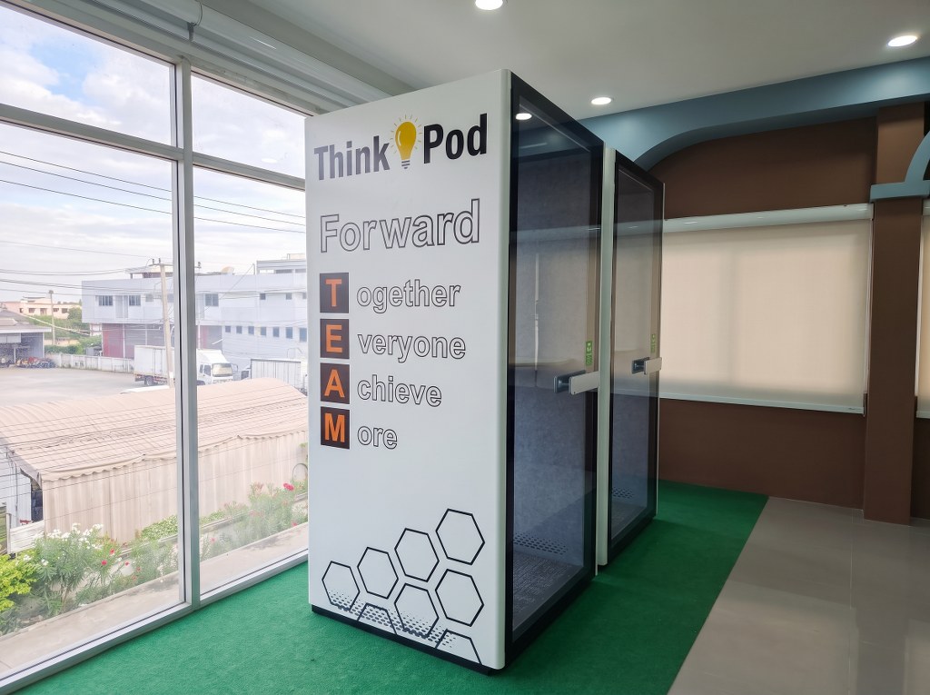 สติ๊กเกอร์กราฟิกติดผนังตู้ Think Pod ลายข้อความ Team Forward และแพทเทิร์นรังผึ้ง สไตล์โมเดิร์น