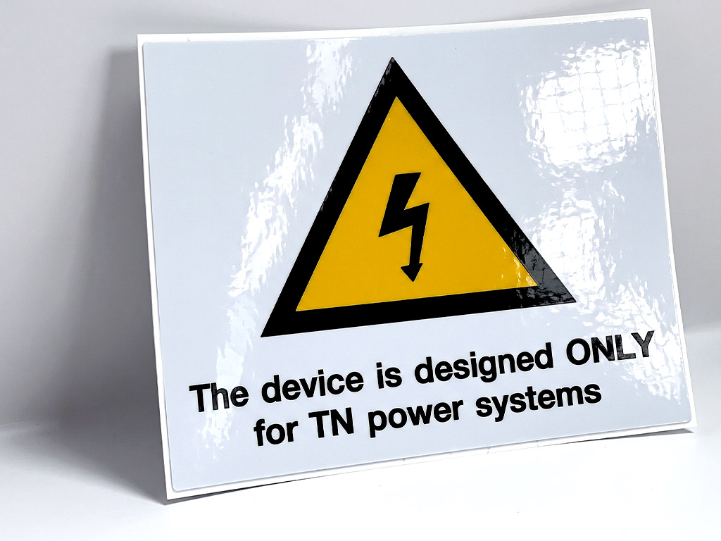 ป้ายความปลอดภัยโรงงาน สติ๊กเกอร์เตือนระบบไฟฟ้า TN Power Systems มุมมองเฉียงสะท้อนแสงผิวเคลือบเงาคมกริบ
