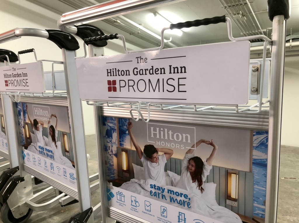 สติ๊กเกอร์ Outdoor ติดป้ายตะกร้ารถเข็นสัมภาระ The Hilton Garden Inn PROMISE