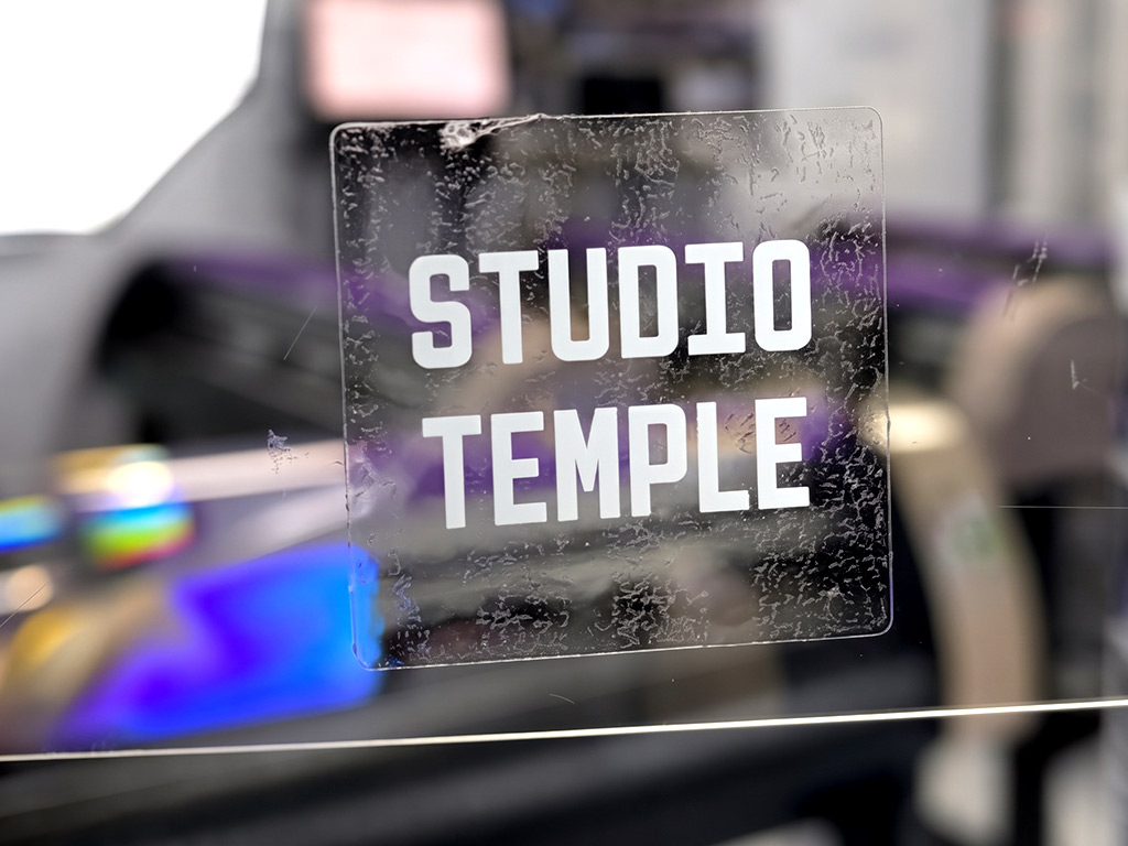 ฉลากใสพิมพ์สีขาว Transparent UV ฟอนต์ STUDIO TEMPLE ติดกระจก สไตล์มินิมอลโมเดิร์น