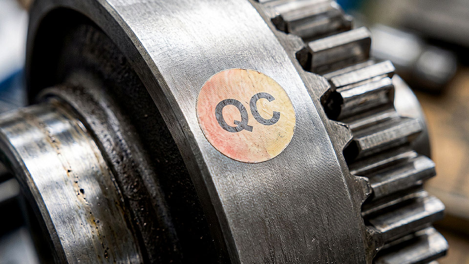 สติ๊กเกอร์ฉลาก QC ตรวจสอบย้อนกลับ สีคมชัดไม่ซีดจาง ทนคราบน้ำมันโลหะ สำหรับจัดซื้อโรงงานอุตสาหกรรม