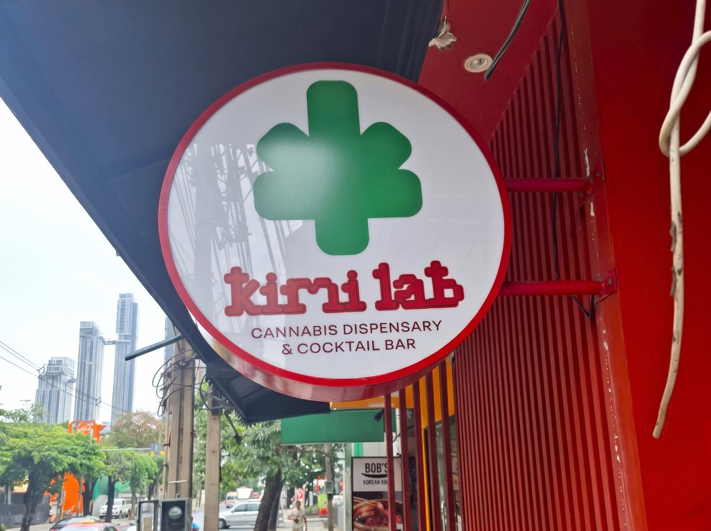รับทำสติ๊กเกอร์ติดภายนอก ทนแดด ทนฝน ป้ายกล่องไฟ Kimi Lab งานกลางแจ้ง ความชื้นสูง หรือสภาวะหนักที่ต้องประเมิน UV และอายุใช้งาน